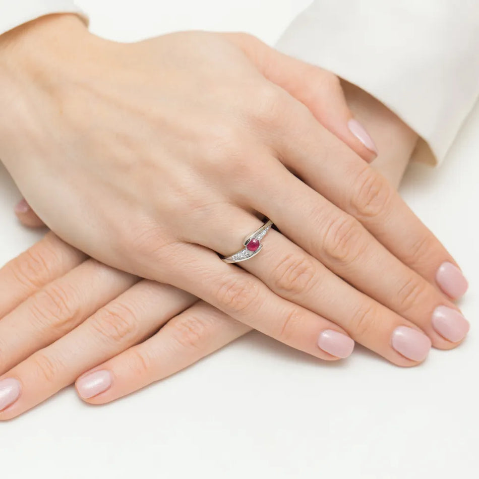 zlatý prsteň s 0,30 ct rubínom a 0,058 ct diamantmi w0618-rur-01