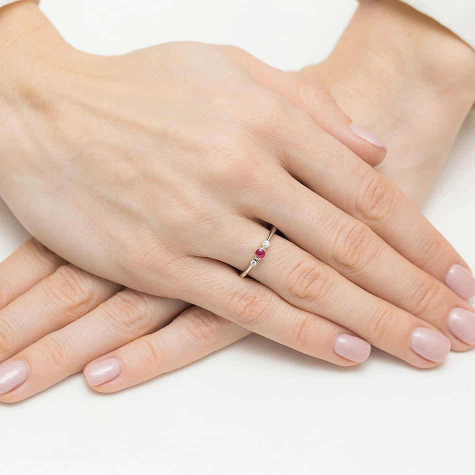 Ring aus Weißgold mit 0,15 ct Rubin und 0,06 ct Diamanten