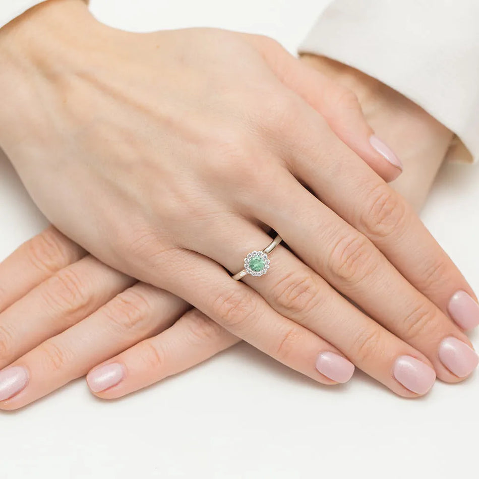zlatý prsteň s 0,50 ct smaragdom a 0,103 ct diamantmi w0622-emg-01