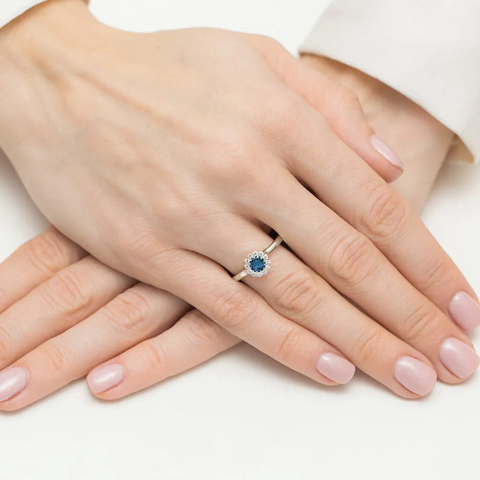 bague-en-or-avec-topaze-london-blue-de-0,50ct-et-diamants-de-0,103ct-w0622-tol-01