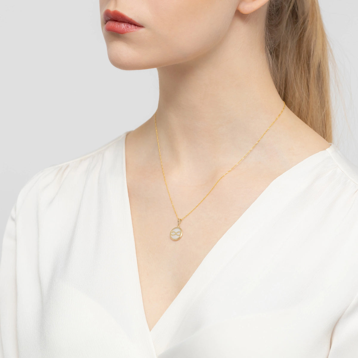 gold-pendant-circle-with-mother-of-pearl-z-gw-308-585