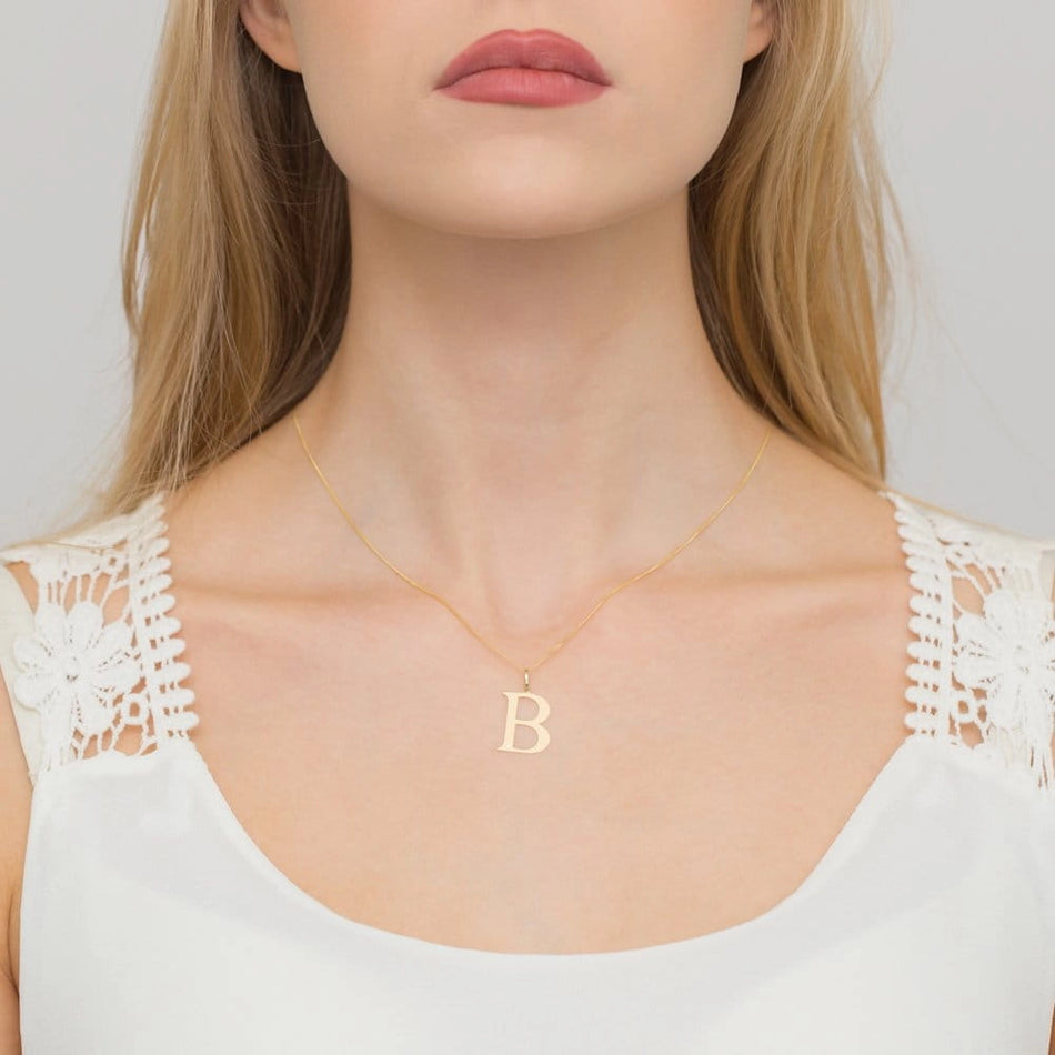 Veľký prívesok zo žltého zlata s iniciálou „B“ a diamantom
