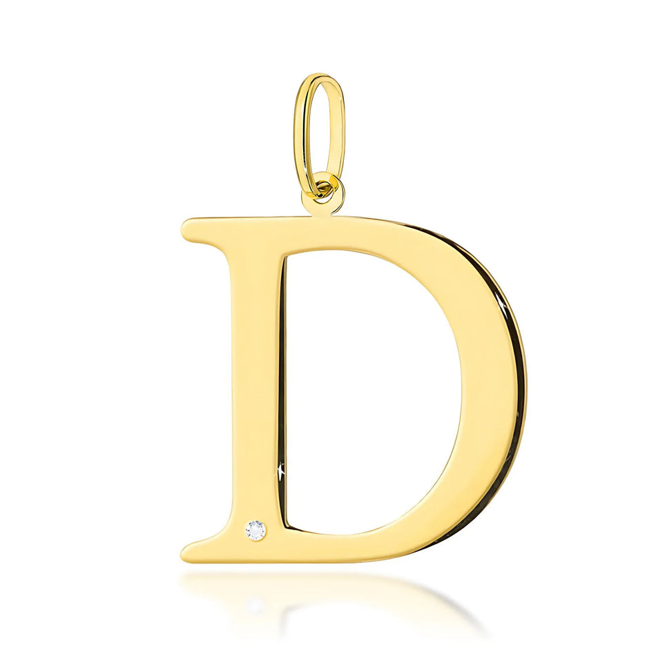 Veľký prívesok zo žltého zlata s iniciálou „D“ a diamantom