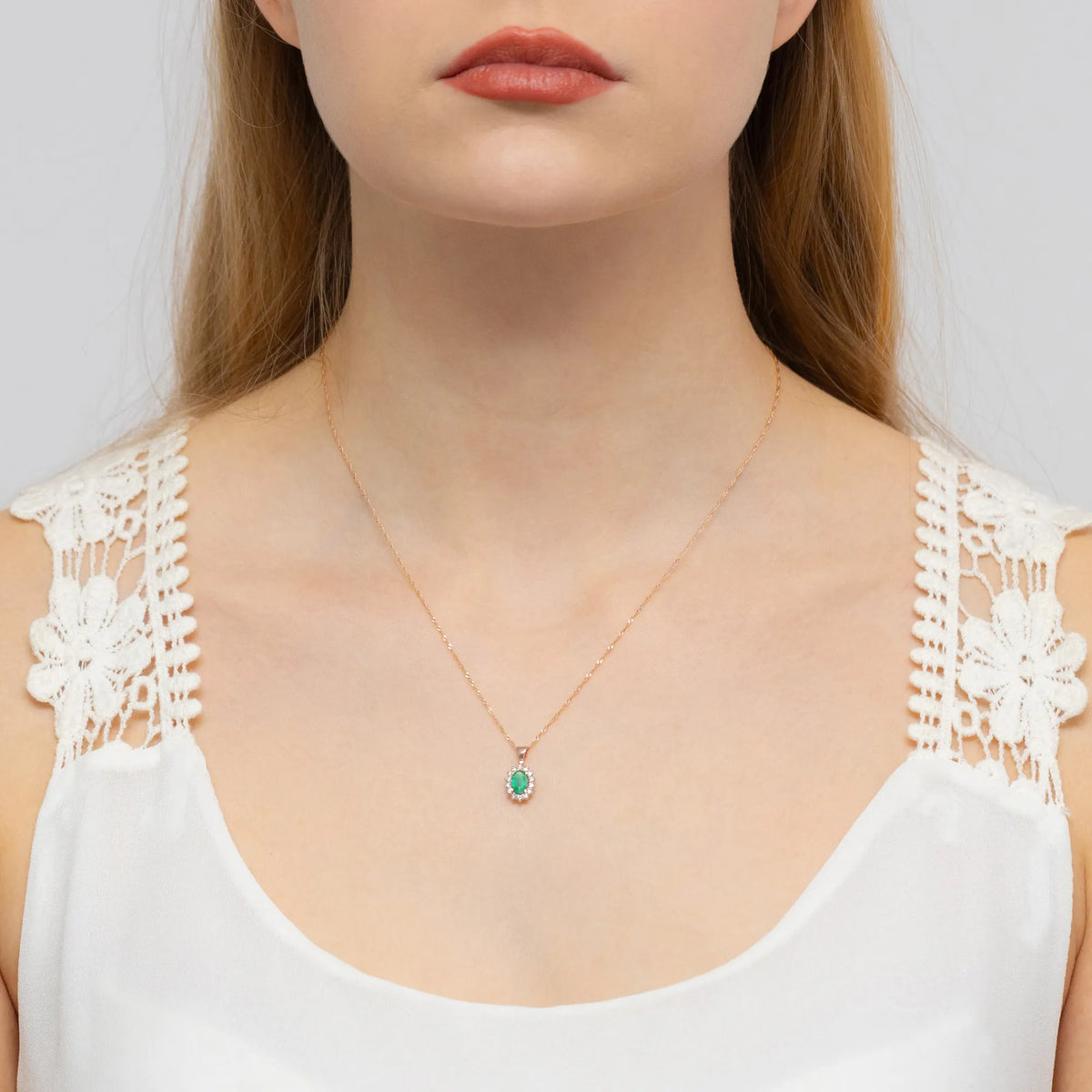 gold-pendant-with-0-40ct-emerald-and-0-12ct-diamonds-z0182-emg-01