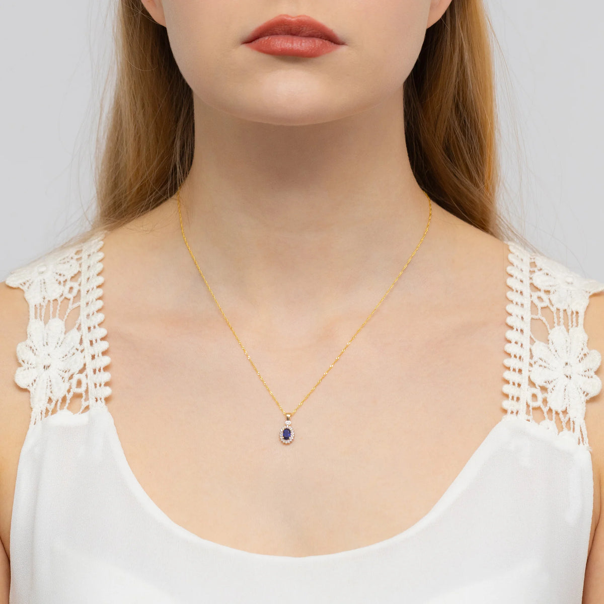 zlatý prívesok so zafírom 0,70 ct a diamantmi 0,095 ct z0312-sab-01