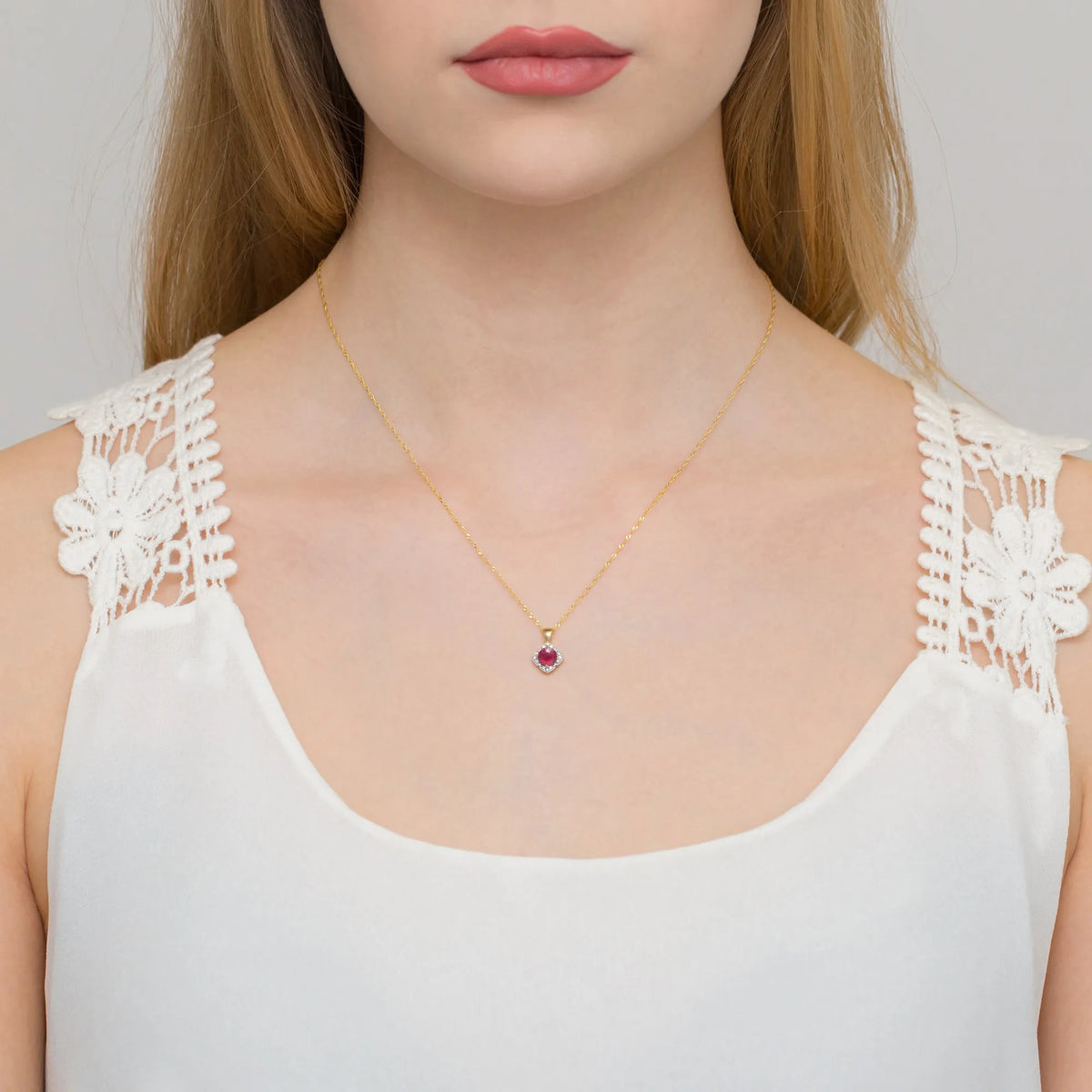 zlatý prívesok s 0,60 ct rubínom a 0,06 ct diamantmi z0571 rur 01