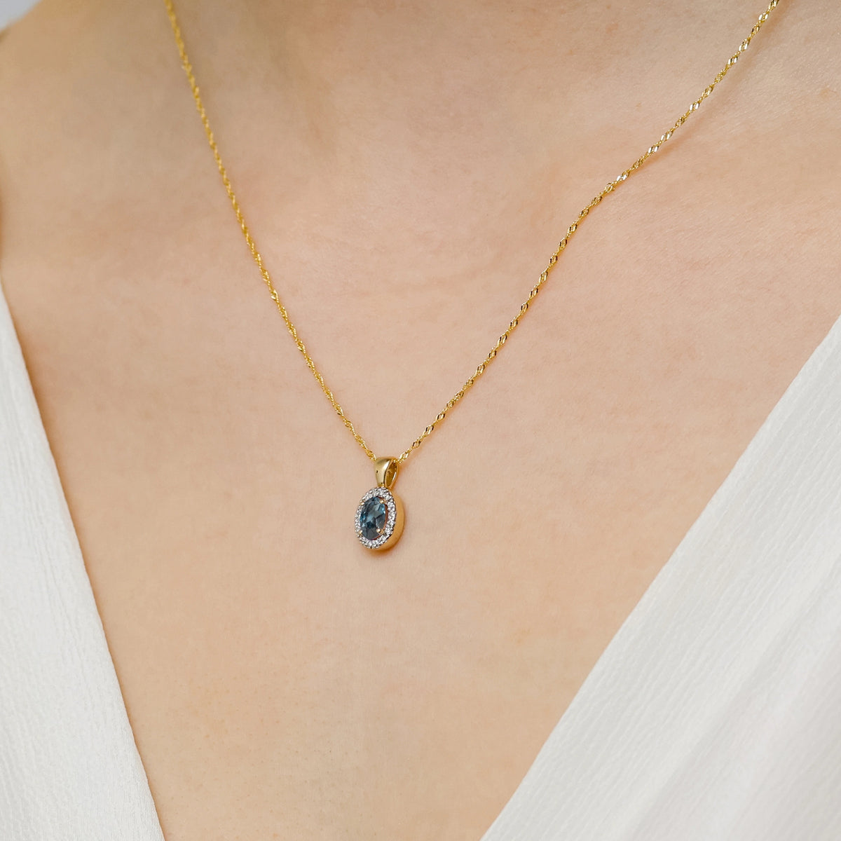pendentif-en-or-avec-topaze-london-blue-de-0-50ct-et-diamants-de-0-08ct-z0574-tol-01