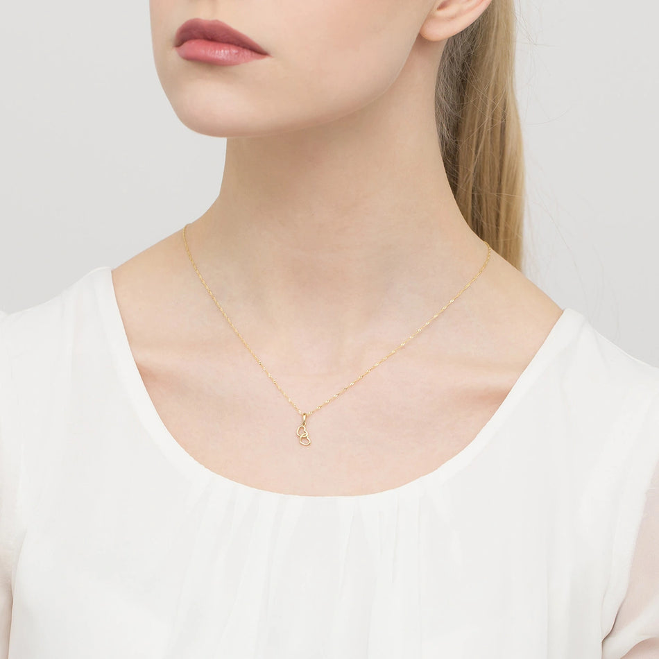 Zlatý náhrdelník s prepojenými príveskami v tvare srdca na kotvovej retiazke