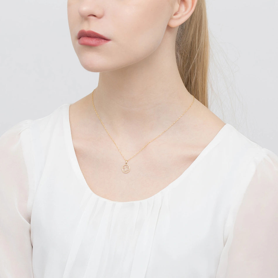Zlatý náhrdelník s přívěsky ve tvaru spojených srdcí v kruhu na kotvovém řetízku