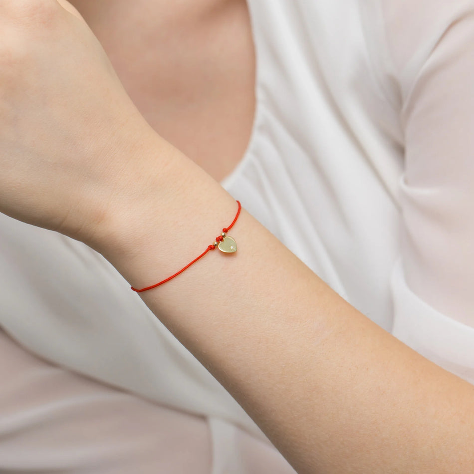 Zlatý náramok so srdcom z diamantov na červenom šnúrke