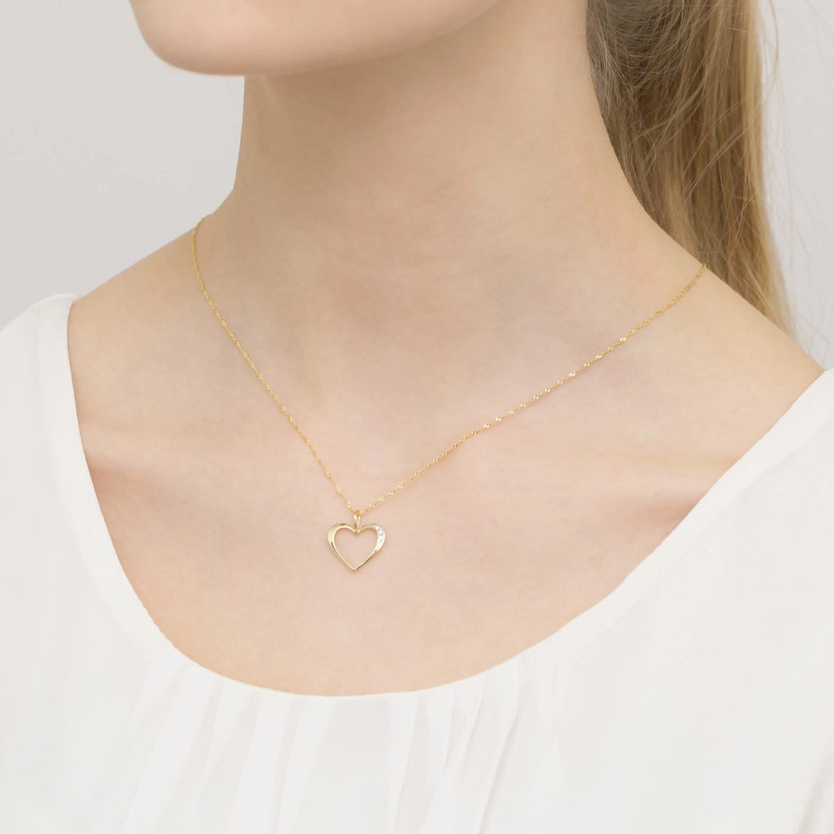 Pendentif en forme de cœur en or avec diamants de 0,026 ct. Faites plaisir à quelqu’un que vous aimez.