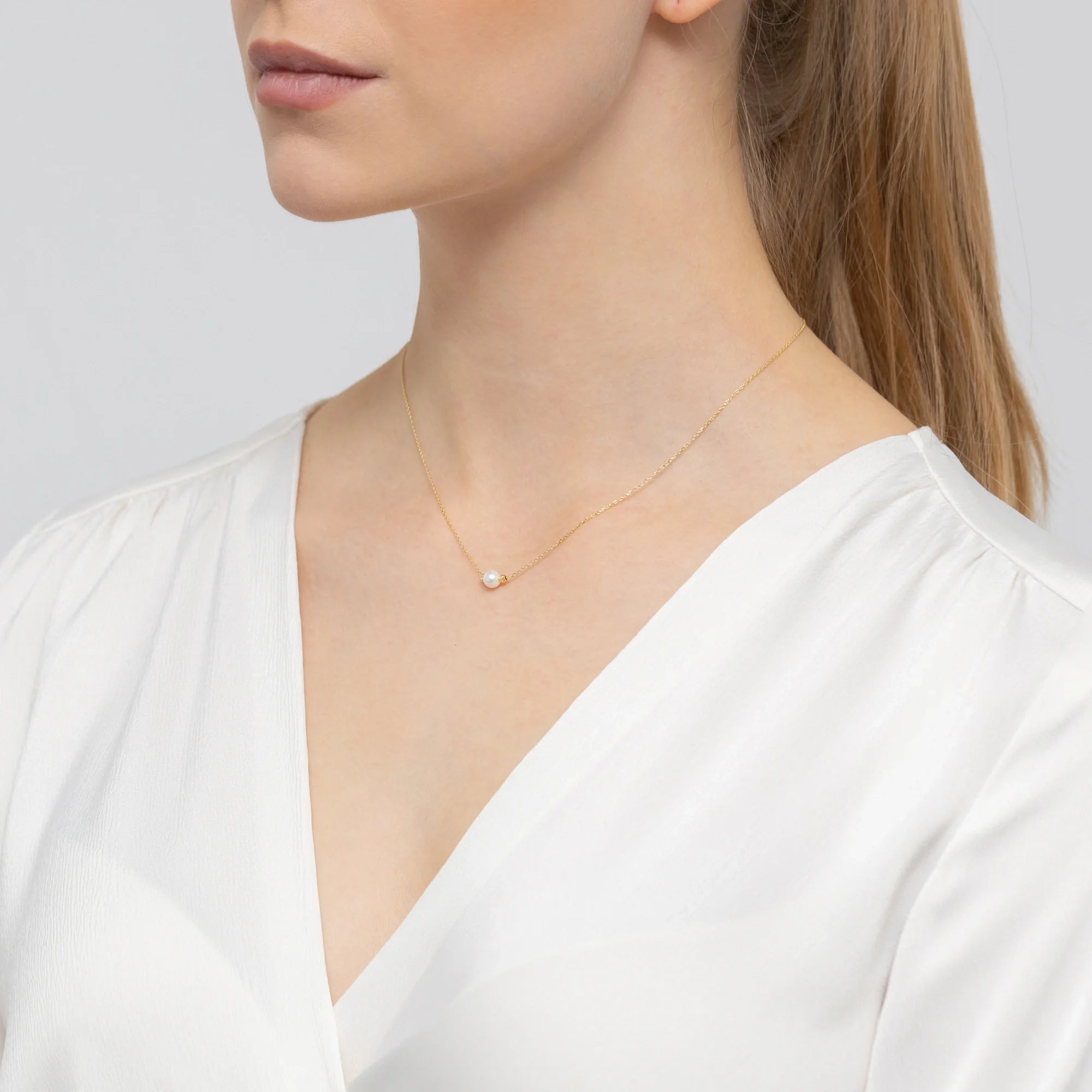 Gold 14k(585) classic necklace with diamond cuted beads in vintage style. Order a gift for mother, girlfriend or fiancee.