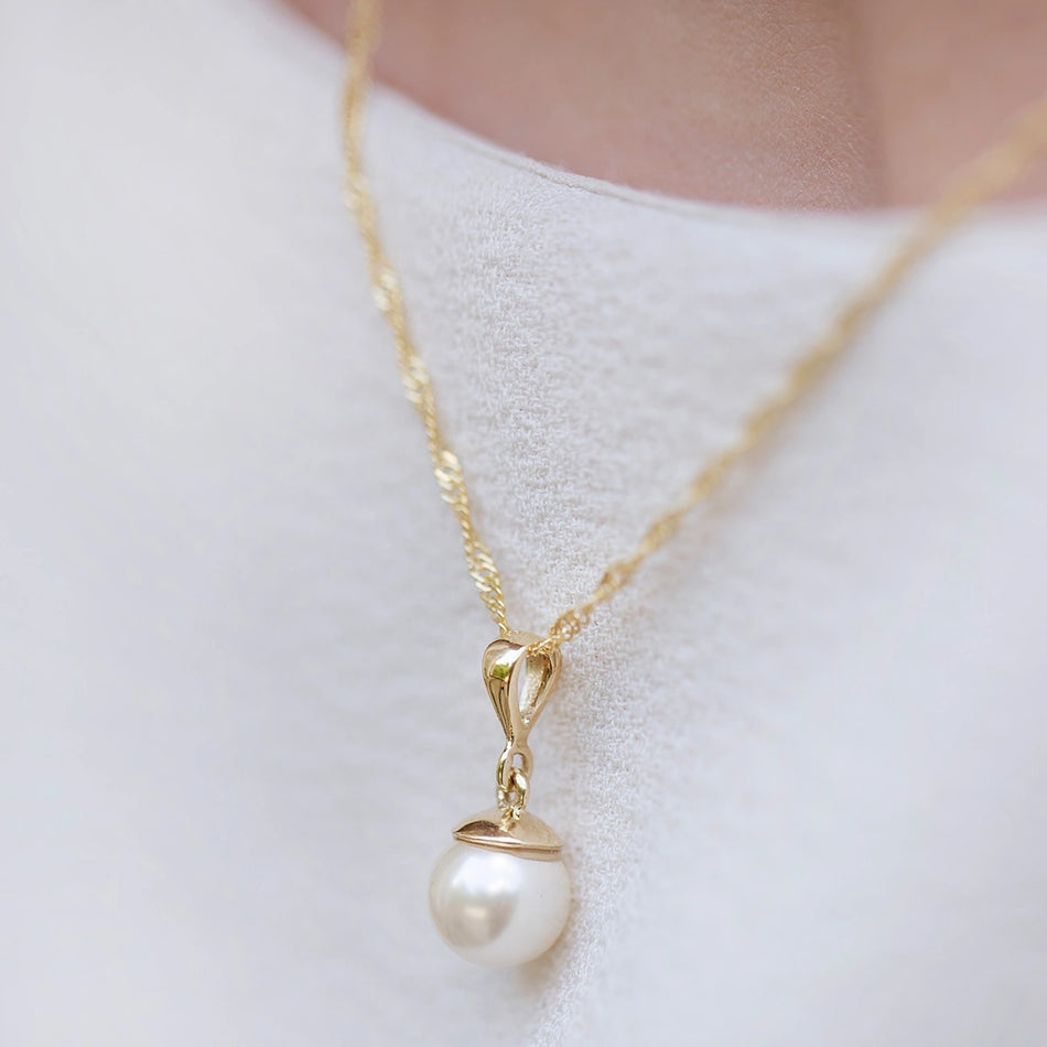 Gold 8K(333) pendant with pearl and 3x zirconias in vintage style. Order a gift for mother, girlfriend or fiancee.