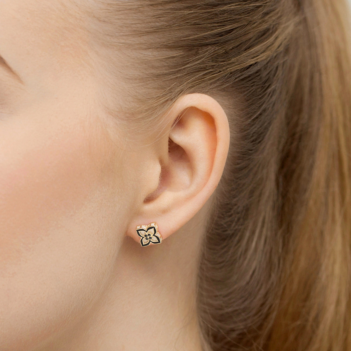 Elegante Ohrstecker aus 14-karätigem Gold mit einem atemberaubenden schwarz-weißen Blumendesign. Eine perfekte Verbindung von klassischem Luxus und modernem Kontrast. Zeitlos, schick und ideal für jeden Anlass