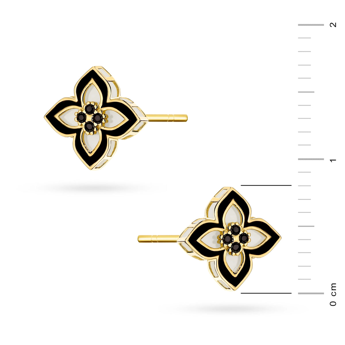 Elegante Ohrstecker aus 14-karätigem Gold mit einem atemberaubenden schwarz-weißen Blumendesign. Eine perfekte Verbindung von klassischem Luxus und modernem Kontrast. Zeitlos, schick und ideal für jeden Anlass