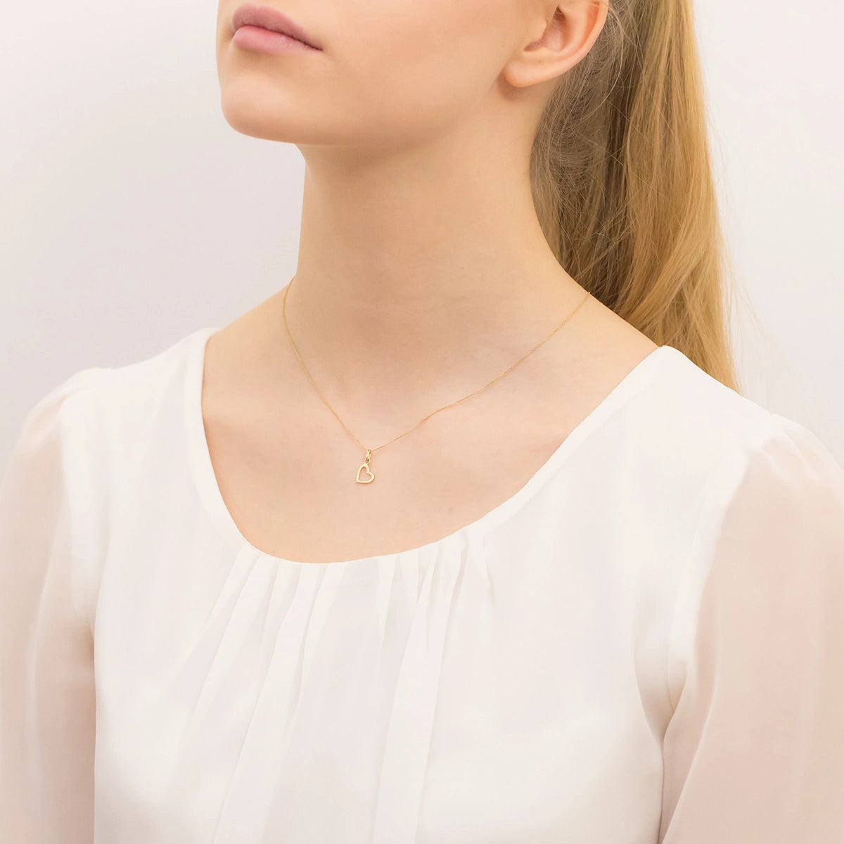 Le pendentif en or 8 carats est une expression intemporelle d'élégance et de féminité. Cadeau parfait pour une mère, une sœur, une épouse ou une fille