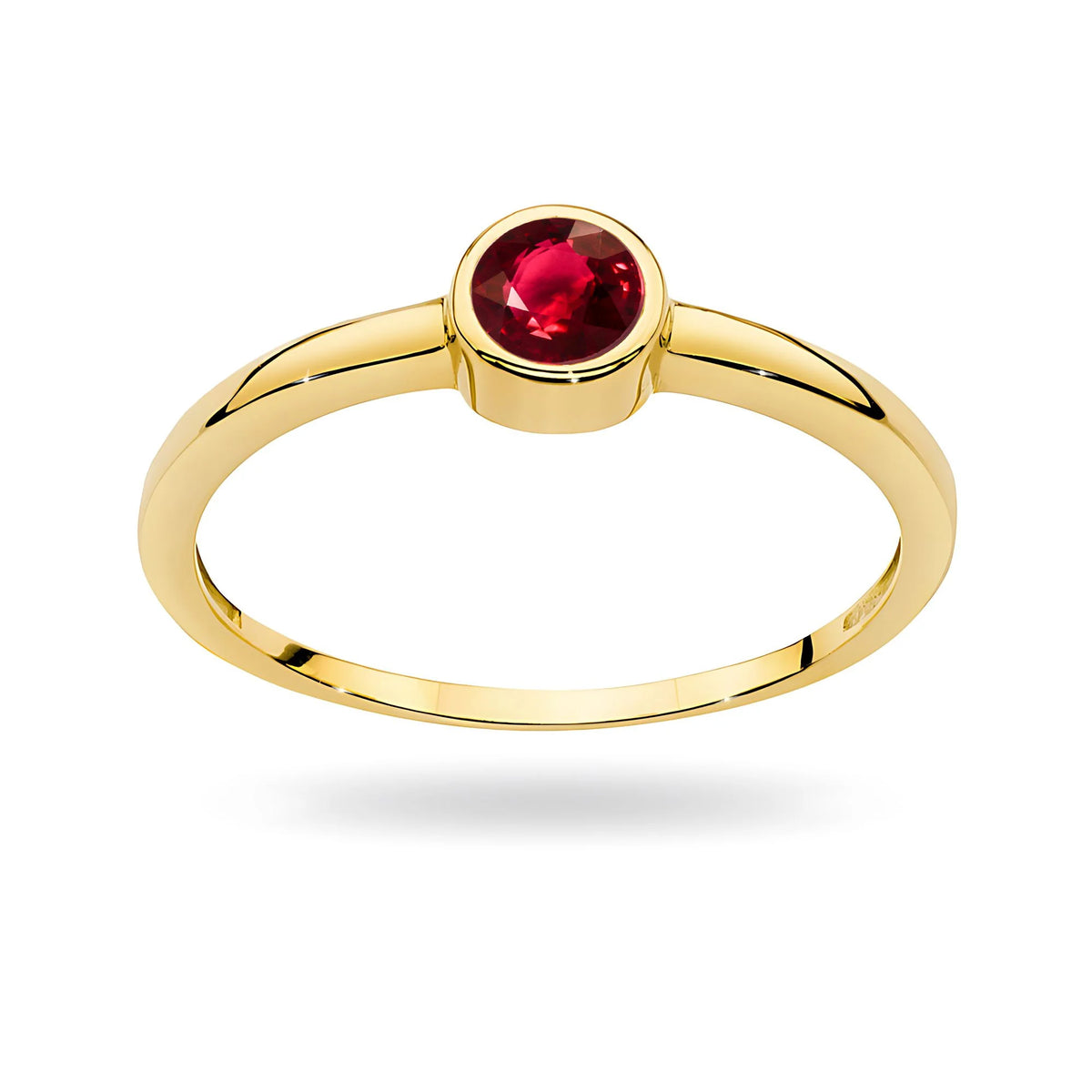 Gold ring with 0.30ct Ruby. This precious stone combines elegance, subtlety, and durability. This ring is the perfect choice for an engagement. It's elegant gift.