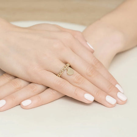 Prsteň zo 8-karátového zlata je vynikajúcou voľbou ako darček. Zabalený v elegantnej krabičke.