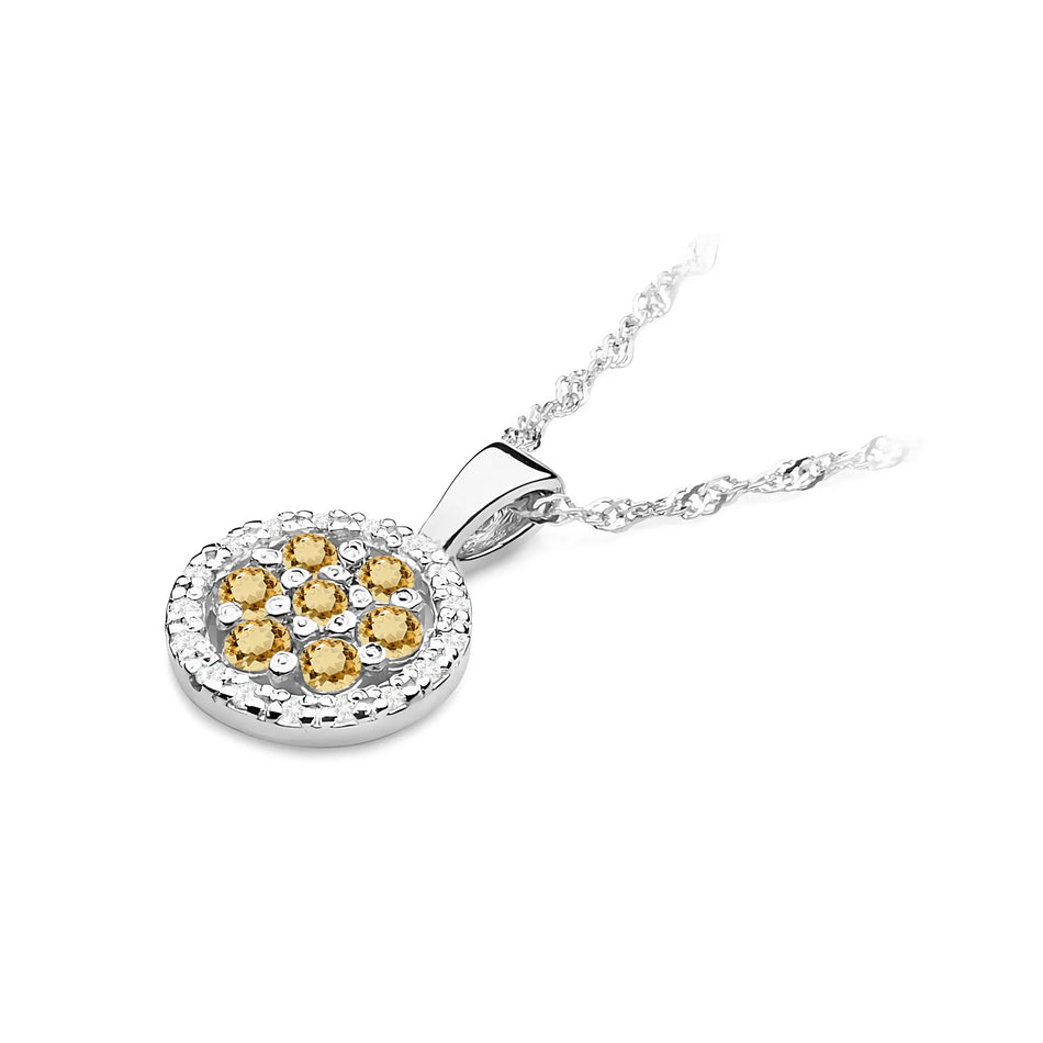 Anhänger aus Weißgold mit zentralen Bronzediamenten und zusätzlichen weißen Diamanten.