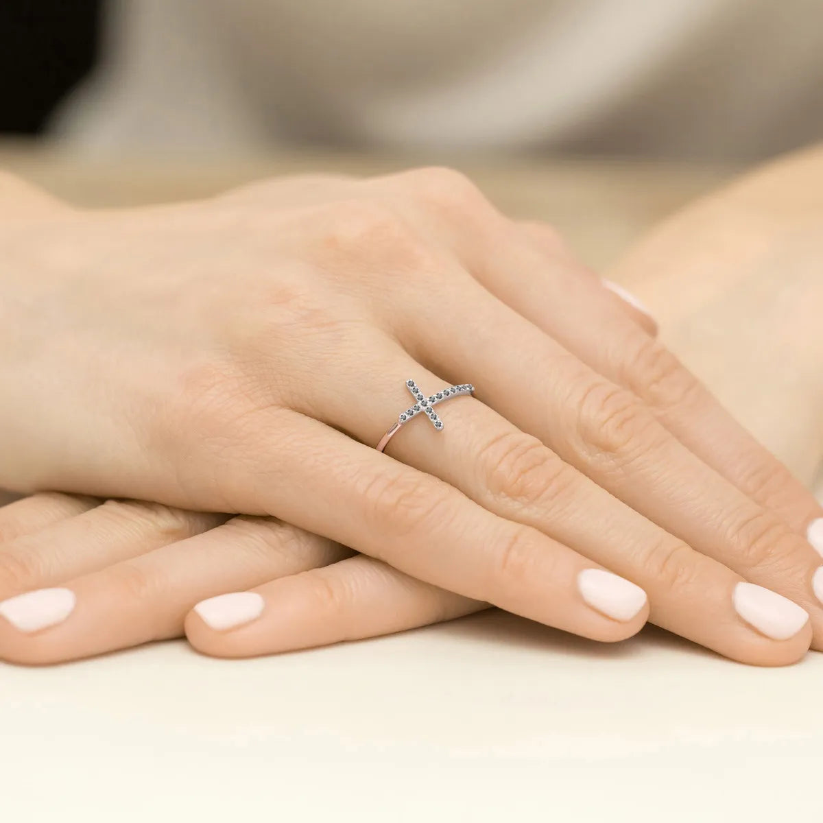 Prsten z růžového zlata s křížkem z černých diamantů o hmotnosti 0,09 ct