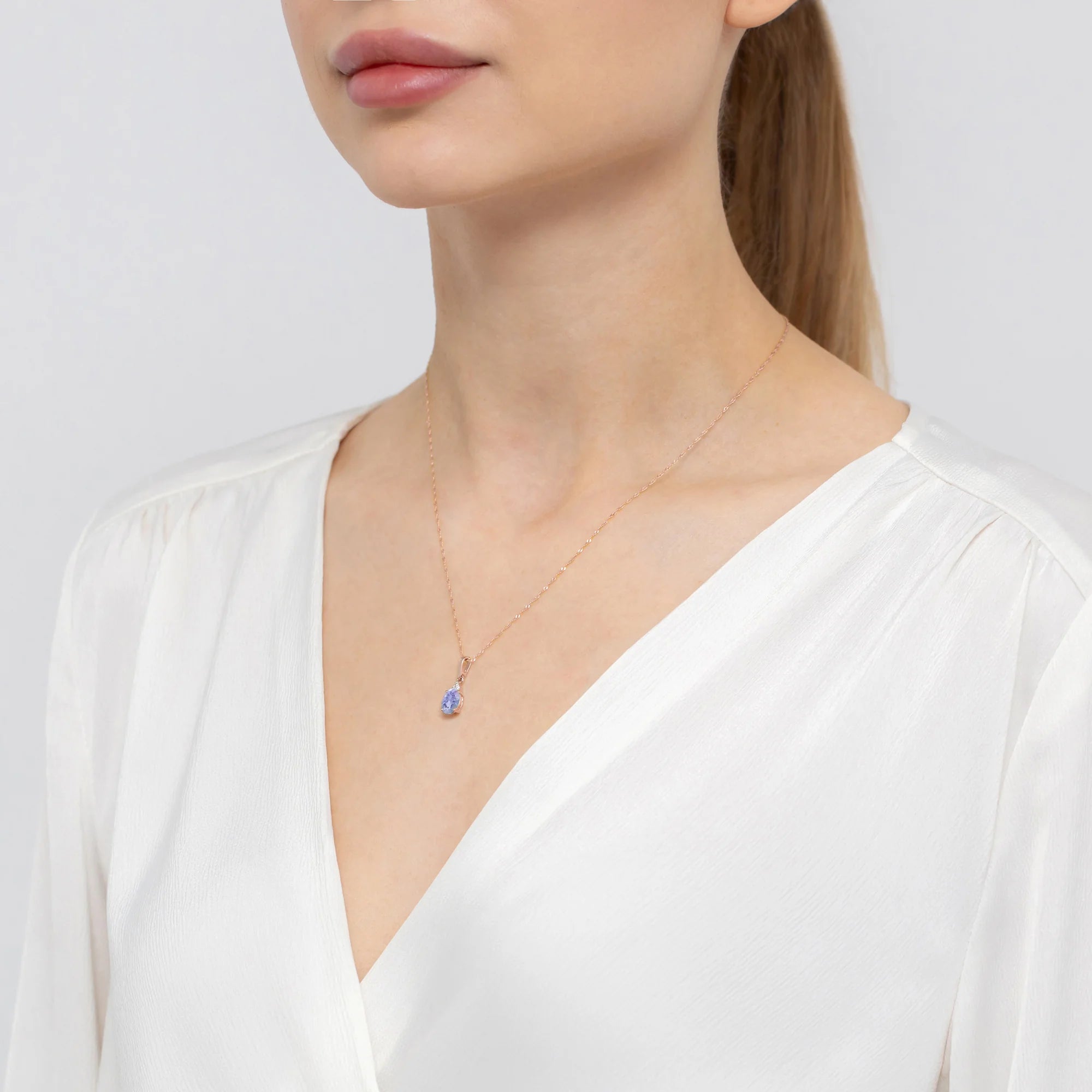 Pendant is made of the 14K (585) gold. Our offer includes various types of chains, pendants or necklaces. Oval cut tansanit 0.70ct and 3 diamonds 0.026ct.