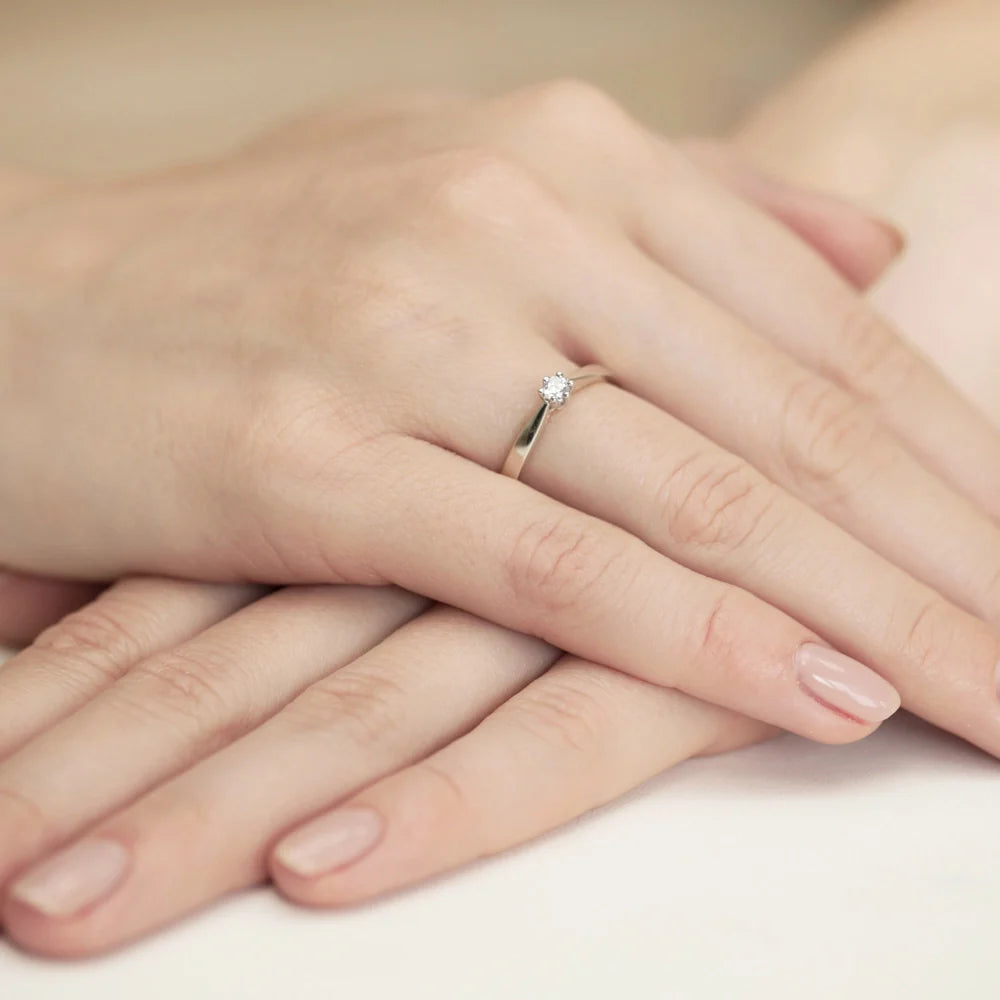 Zásnubní prsten s diamantem v 585 bílém zlatě