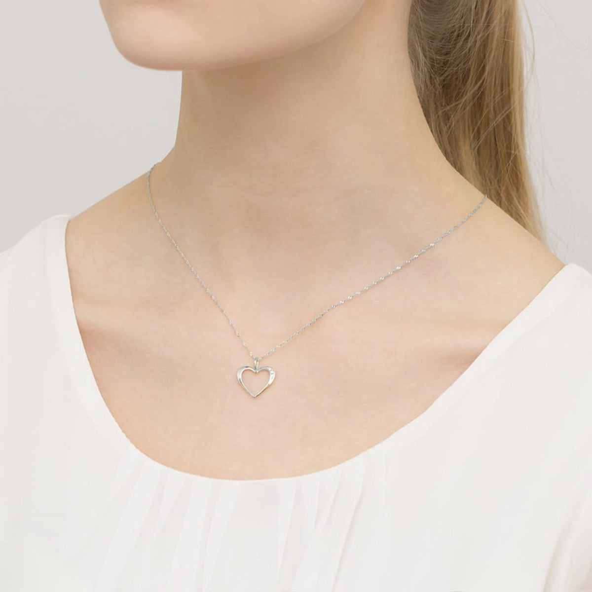 Anhänger aus Weißgold in Herzform mit 0,026 ct Diamanten. Mach jemandem, den du liebst, eine Freude.