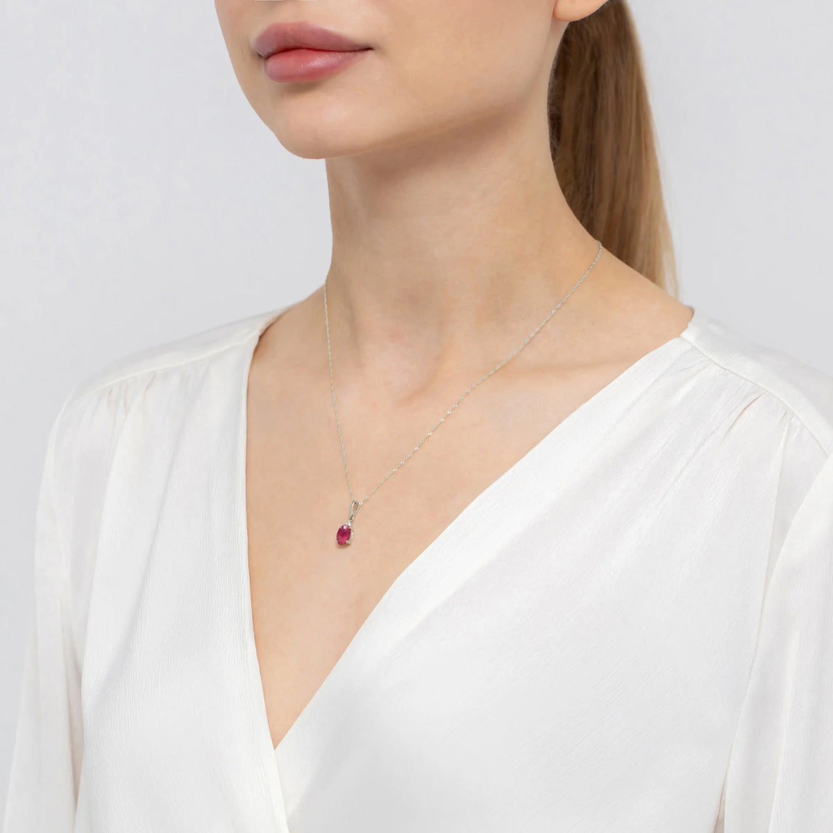 Pendentif en or 14 carats (585). Notre offre comprend des chaînes, des pendentifs, des colliers. Rubis central taillé en ovale de 1,00 ct et 3 diamants de 0,026 ct. Cadeau unique parfait.