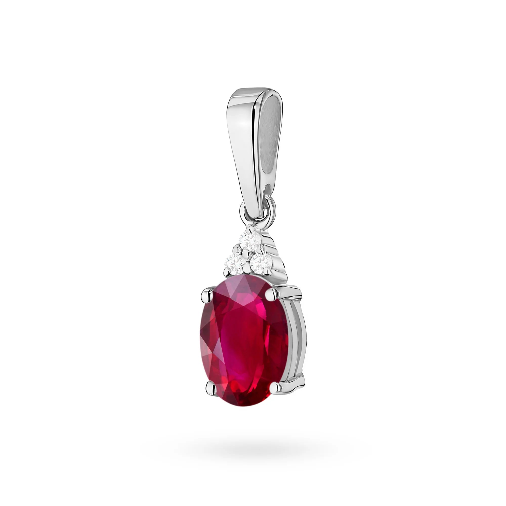 Pendentif en or 14 carats (585). Notre offre comprend des chaînes, des pendentifs, des colliers. Rubis central taillé en ovale de 1,00 ct et 3 diamants de 0,026 ct. Cadeau unique parfait.